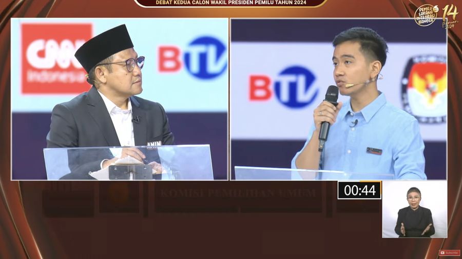 Calon wakil presiden (Cawapres) Muhaimin Iskandar alias Cak Imin nomor urut 1 dan Calon wakil presiden (Cawapres) Gibran Rakabuming Raka nomor urut 2, saat menyampaikan visi dan misi dalam debat kedua yang digelar di Jakarta Convention Center (JCC) pada Jumat (22/12/2023). (Tangkapan layar Youtube KPU RI)