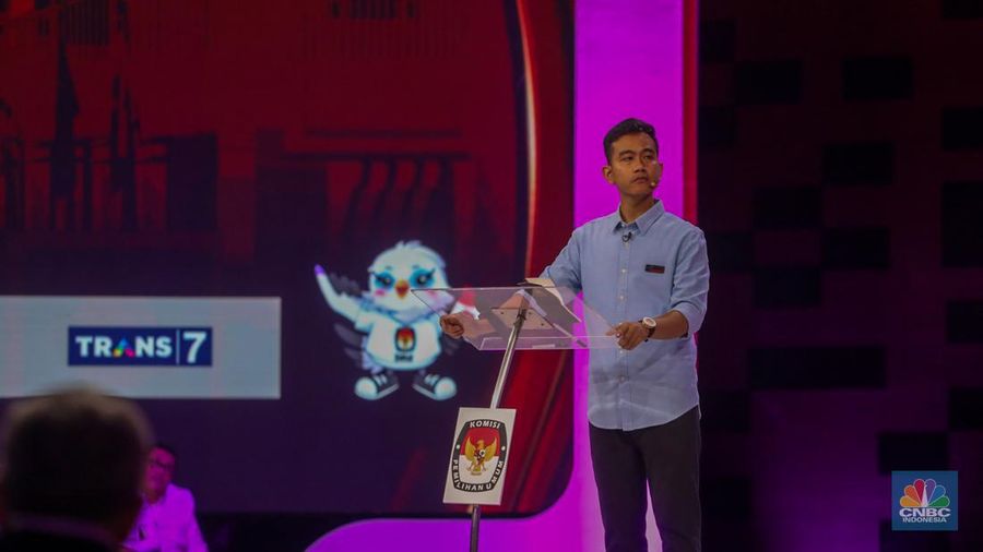 Calon wakil presiden (Cawapres) Muhaimin Iskandar alias Cak Imin nomor urut 1 dan Calon wakil presiden (Cawapres) Gibran Rakabuming Raka nomor urut 2, saat menyampaikan visi dan misi dalam debat kedua yang digelar di Jakarta Convention Center (JCC) pada Jumat (22/12/2023). (CNBC Indonesia/Faisal Rahman) Calon wakil presiden (Cawapres) Muhaimin Iskandar alias Cak Imin nomor urut 1 dan Calon wakil presiden (Cawapres) Gibran Rakabuming Raka nomor urut 2, saat menyampaikan visi dan misi dalam debat kedua yang digelar di Jakarta Convention Center (JCC) pada Jumat (22/12/2023). (CNBC Indonesia/Faisal Rahman)
