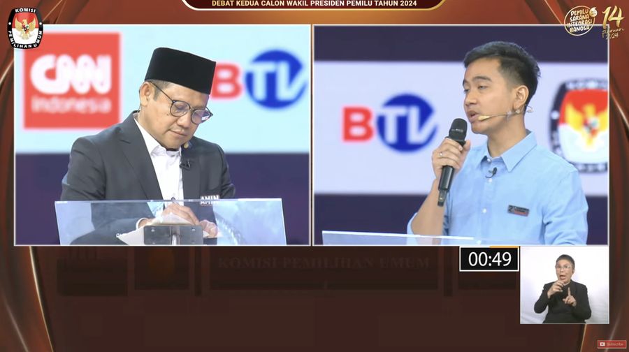 Calon wakil presiden (Cawapres) Muhaimin Iskandar alias Cak Imin nomor urut 1 dan Calon wakil presiden (Cawapres) Gibran Rakabuming Raka nomor urut 2, saat menyampaikan visi dan misi dalam debat kedua yang digelar di Jakarta Convention Center (JCC) pada Jumat (22/12/2023). (Tangkapan layar Youtube KPU RI)