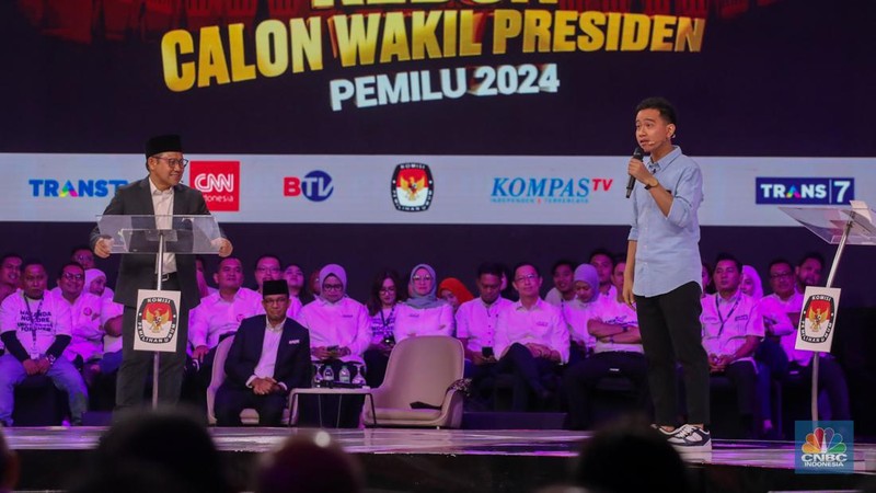 Calon wakil presiden (Cawapres) Muhaimin Iskandar alias Cak Imin nomor urut 1 dan Calon wakil presiden (Cawapres) Gibran Rakabuming Raka nomor urut 2, saat menyampaikan visi dan misi dalam debat kedua yang digelar di Jakarta Convention Center (JCC) pada Jumat (22/12/2023). (CNBC Indonesia/Faisal Rahman)