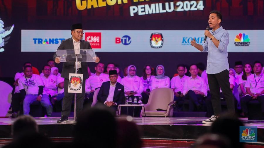 Calon wakil presiden (Cawapres) Muhaimin Iskandar alias Cak Imin nomor urut 1 dan Calon wakil presiden (Cawapres) Gibran Rakabuming Raka nomor urut 2, saat menyampaikan visi dan misi dalam debat kedua yang digelar di Jakarta Convention Center (JCC) pada Jumat (22/12/2023). (CNBC Indonesia/Faisal Rahman)