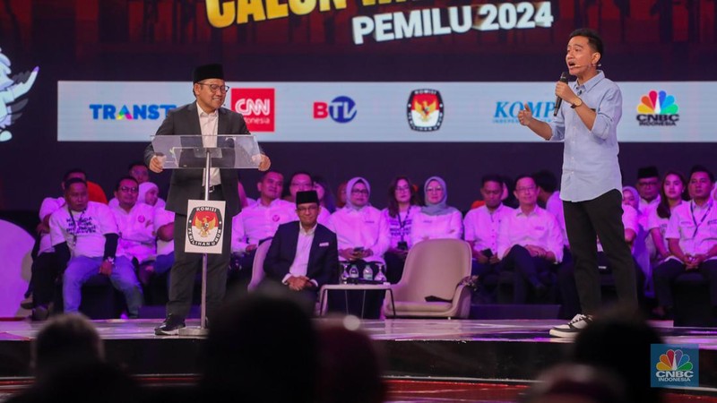 Calon wakil presiden (Cawapres) Muhaimin Iskandar alias Cak Imin nomor urut 1 dan Calon wakil presiden (Cawapres) Gibran Rakabuming Raka nomor urut 2, saat menyampaikan visi dan misi dalam debat kedua yang digelar di Jakarta Convention Center (JCC) pada Jumat (22/12/2023). (CNBC Indonesia/Faisal Rahman)