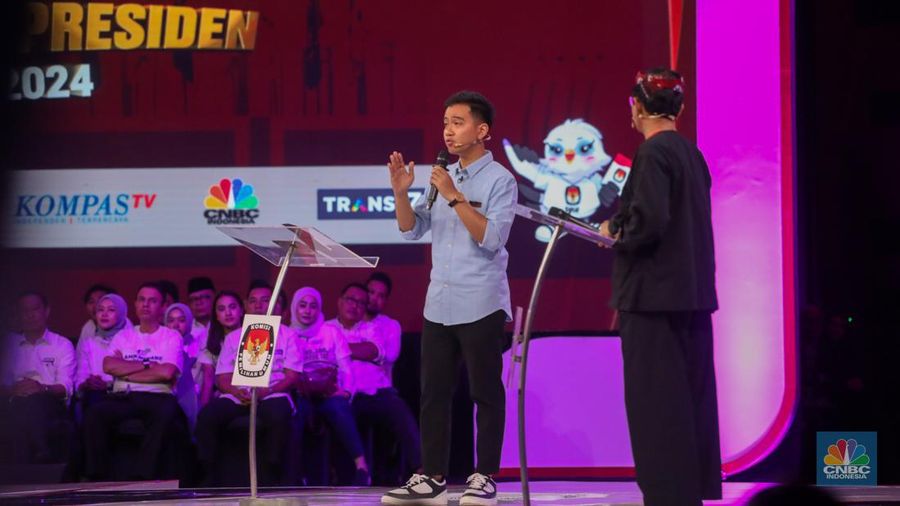 Calon wakil presiden (Cawapres) Gibran Rakabuming Raka nomor urut 2 dan Calon wakil presiden (Cawapres) Mahfud MD nomor urut 3, saat menyampaikan visi dan misi dalam debat kedua yang digelar di Jakarta Convention Center (JCC) pada Jumat (22/12/2023). (CNBC Indonesia/Faisal Rahman)