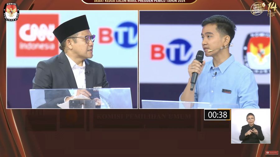 Calon wakil presiden (Cawapres) Muhaimin Iskandar alias Cak Imin nomor urut 1 dan Calon wakil presiden (Cawapres) Gibran Rakabuming Raka nomor urut 2, saat menyampaikan visi dan misi dalam debat kedua yang digelar di Jakarta Convention Center (JCC) pada Jumat (22/12/2023). (Tangkapan layar Youtube KPU RI)