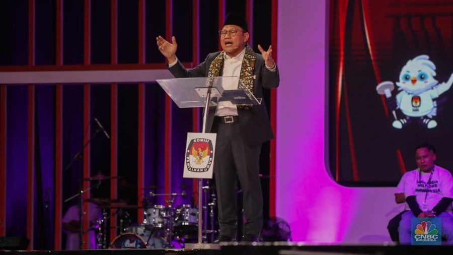 Calon wakil presiden (Cawapres) Muhaimin Iskandar alias Cak Imin nomor urut 1, saat menyampaikan visi dan misi dalam debat kedua yang digelar di Jakarta Convention Center (JCC) pada Jumat (22/12/2023). (CNBC Indonesia/Faisal Rahman)