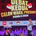 Aksi Gibran Terus 'Pepet' Mahfud MD Saat Debat Cawapres