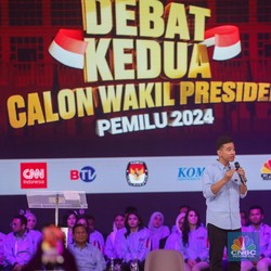 Aksi Gibran Terus 'Pepet' Mahfud MD Saat Debat Cawapres
