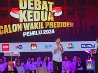 Aksi Gibran Terus 'Pepet' Mahfud MD Saat Debat Cawapres