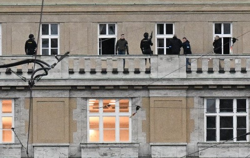 Petugas medis menunggu di dekat gedung Fakultas Filsafat Universitas Charles di pusat kota Praha, Republik Ceko, Kamis, 21 Desember 2023. Petugas medis menunggu di dekat gedung Fakultas Filsafat Universitas Charles di pusat kota Praha, Republik Ceko, Kamis, 21 Desember 2023. Penembakan massal di pusat kota Praha menewaskan beberapa orang dan melukai lainnya, dan orang yang melepaskan tembakan juga tewas, Ceko kata polisi dan layanan penyelamatan kota pada hari Kamis. (AP Photo/Petr David Josek)