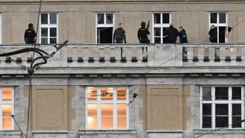 Petugas medis menunggu di dekat gedung Fakultas Filsafat Universitas Charles di pusat kota Praha, Republik Ceko, Kamis, 21 Desember 2023. Penembakan massal di pusat kota Praha menewaskan beberapa orang dan melukai lainnya, dan orang yang melepaskan tembakan juga tewas, Ceko kata polisi dan layanan penyelamatan kota pada hari Kamis. (AP Photo/Petr David Josek)