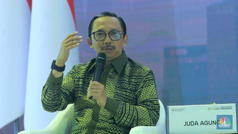 Diskusi pertama dalam Seminar Nasional Outlook Perekonomian Indonesia 2024 dengan tema Diskusi pertama dalam Seminar Nasional Outlook Perekonomian Indonesia 2024 dengan tema