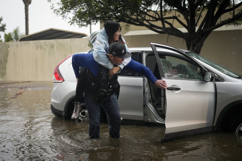Air banjir mencapai puncak rambu jalan dekat jembatan layang saat hujan turun, Kamis, 21 Desember 2023, di Santa Barbara, California. Air banjir mencapai puncak rambu jalan dekat jembatan layang saat hujan turun, Kamis, 21 Desember 2023, di Santa Barbara, California. (AP Photo/Eugene Garcia)