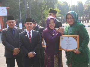 Bupati Mojokerto Serahkan Penghargaan dari MenPAN-RB di Hari Ibu