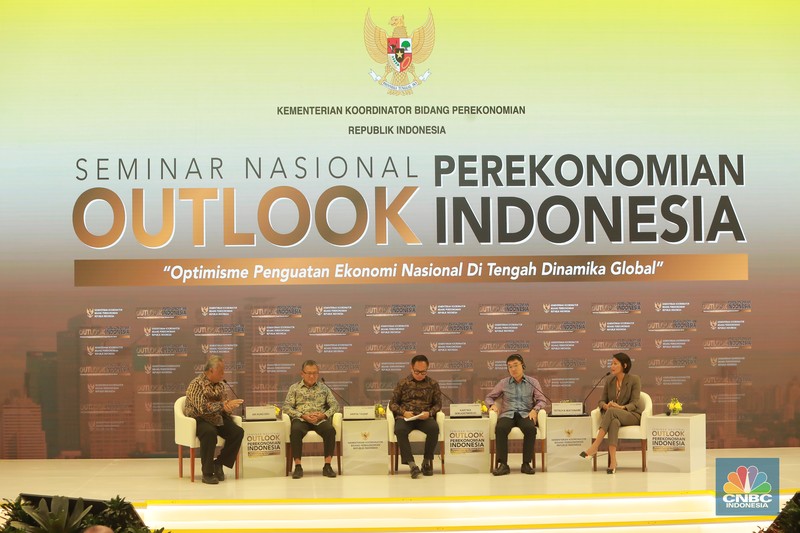 Diskusi pertama dalam Seminar Nasional Outlook Perekonomian Indonesia 2024 dengan tema Diskusi pertama dalam Seminar Nasional Outlook Perekonomian Indonesia 2024 dengan tema