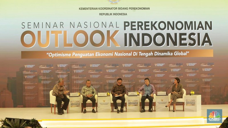 Diskusi pertama dalam Seminar Nasional Outlook Perekonomian Indonesia 2024 dengan tema 