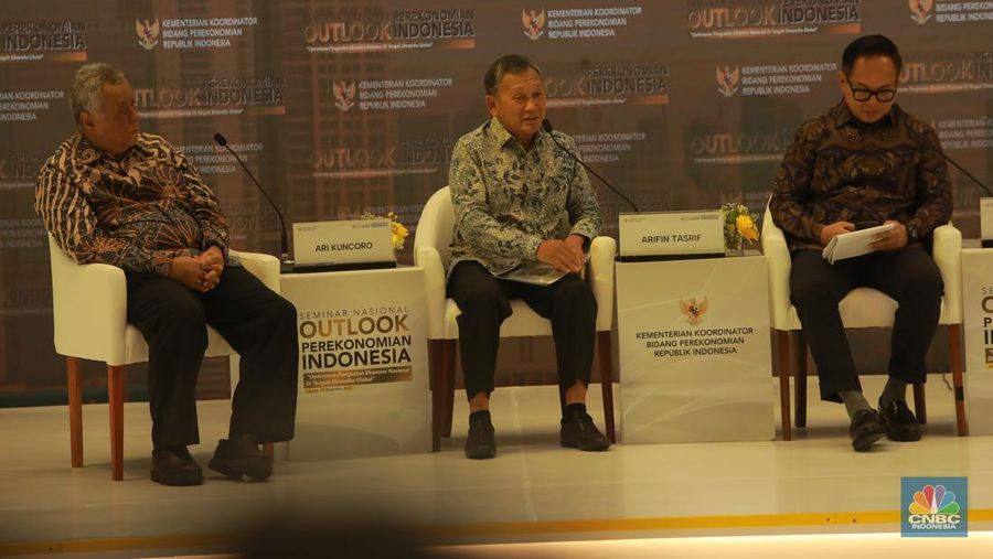 Diskusi pertama dalam Seminar Nasional Outlook Perekonomian Indonesia 2024 dengan tema 