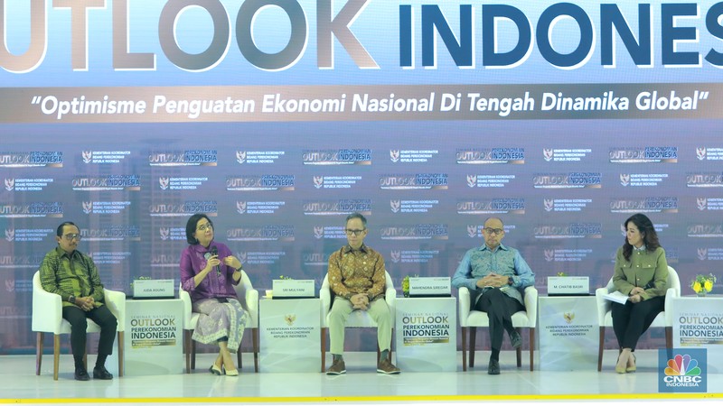 Diskusi pertama dalam Seminar Nasional Outlook Perekonomian Indonesia 2024 dengan tema Diskusi pertama dalam Seminar Nasional Outlook Perekonomian Indonesia 2024 dengan tema