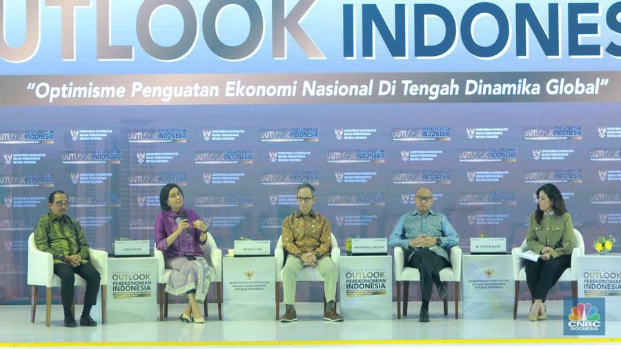 Diskusi pertama dalam Seminar Nasional Outlook Perekonomian Indonesia 2024 dengan tema 
