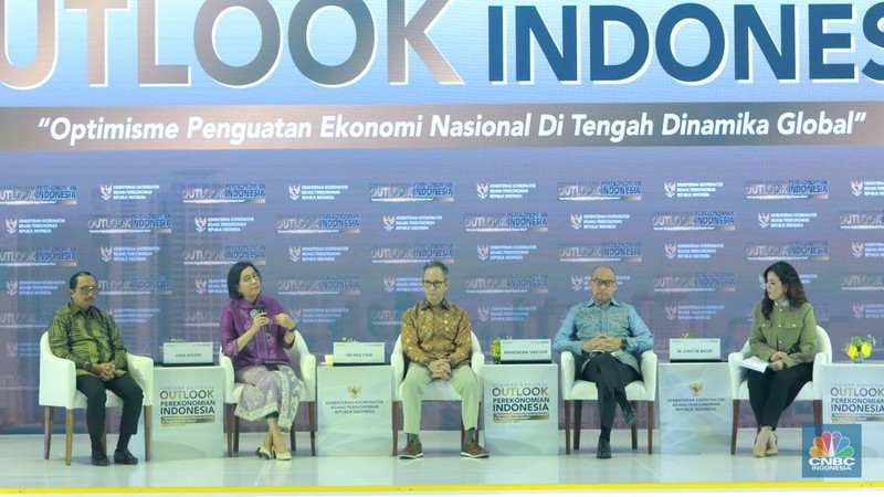 Diskusi pertama dalam Seminar Nasional Outlook Perekonomian Indonesia 2024 dengan tema 