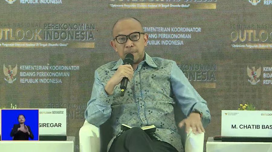 Ekonom Senior, M. Chatib Basri dalam Seminar Nasional Outlook Perekonomian Indonesia 2024 dengan tema