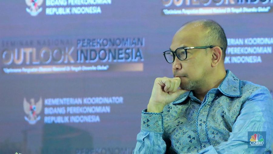 Ekonom Senior, M. Chatib Basri dalam Seminar Nasional Outlook Perekonomian Indonesia 2024 dengan tema