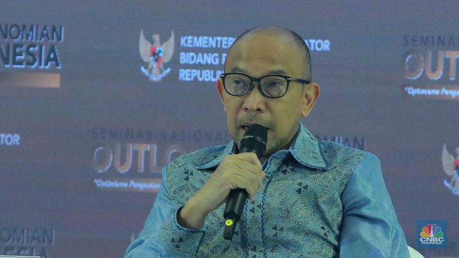 Ekonom Senior, M. Chatib Basri dalam Seminar Nasional Outlook Perekonomian Indonesia 2024 dengan tema 