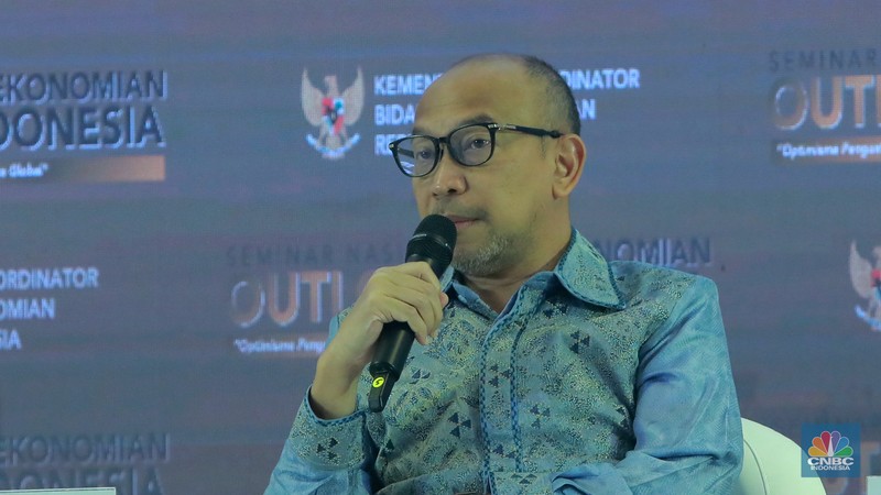 Diskusi pertama dalam Seminar Nasional Outlook Perekonomian Indonesia 2024 dengan tema Diskusi pertama dalam Seminar Nasional Outlook Perekonomian Indonesia 2024 dengan tema