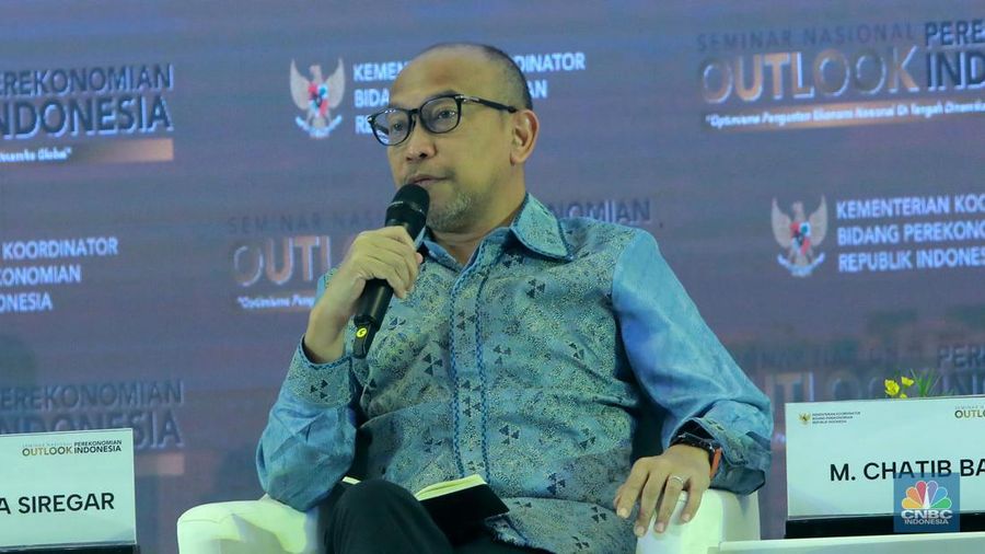 Ekonom Senior, M. Chatib Basri dalam Seminar Nasional Outlook Perekonomian Indonesia 2024 dengan tema 