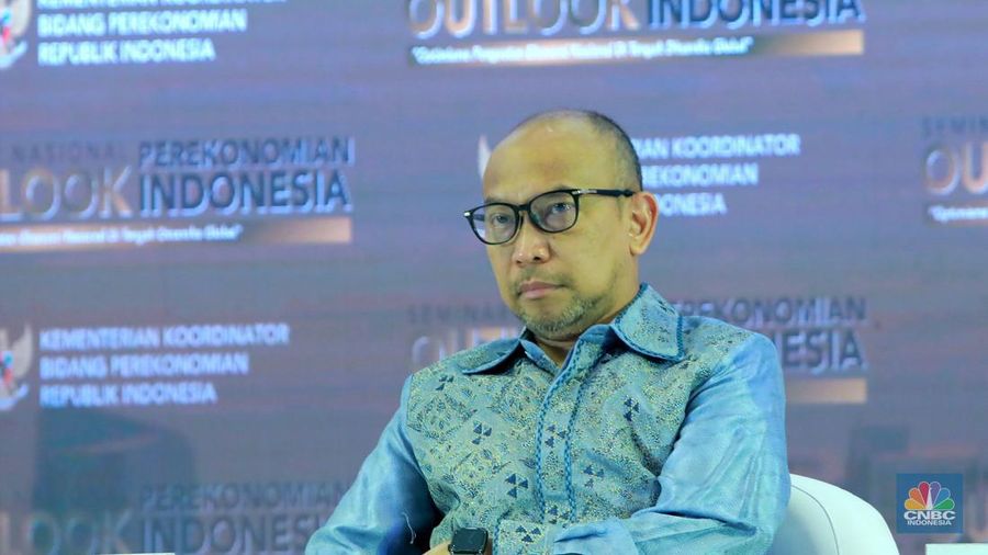 Ekonom Senior, M. Chatib Basri dalam Seminar Nasional Outlook Perekonomian Indonesia 2024 dengan tema 