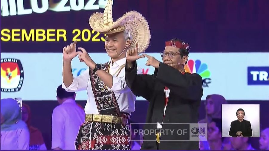 foto : Ganjar Pranowo & Mahfud MD menggunakan baju daerah/  Youtube CNN