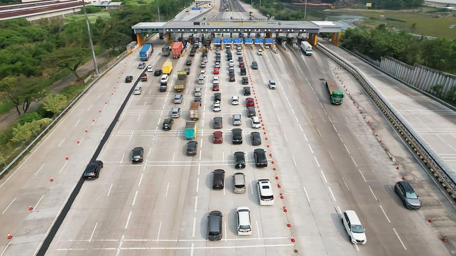 Foto udara menujukkan kendaraan meninggalkan wilayah Jabodetabek di gerbang tol. (Dok: Jasa Marga)
