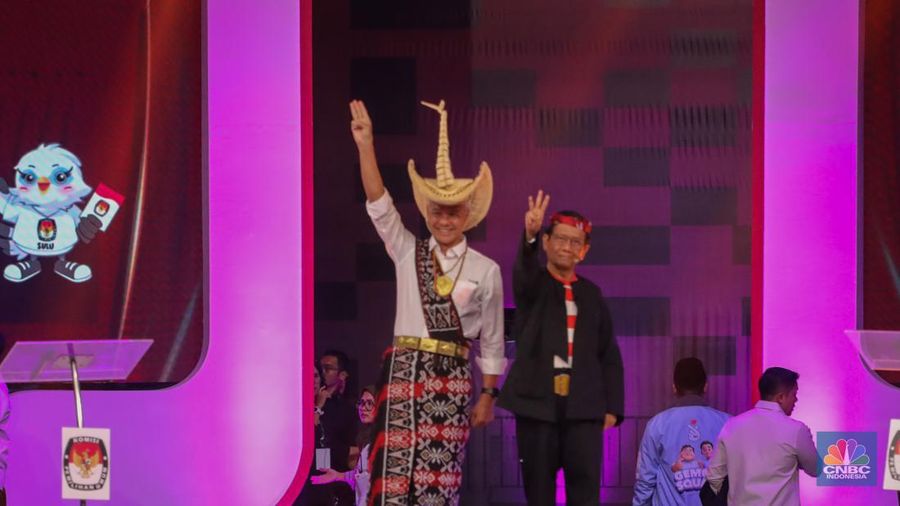 Ganjar Pranowo - dan Mahfud MD menggunakan pakaian adat. (CNBC Indonesia/Faisal Rahman)