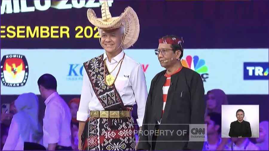 Ganjar Pranowo & Mahfud MD Baju daerah/ Youtube : CNN Indonesia