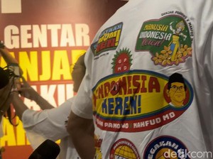 Ganjar Pamer Kaos Buatan Relawan di Teuku Umar Jelang Debat Cawapres