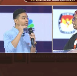 Gibran Tiba-Tiba Keluar Podium & Dekati Mahfud, Ada Apa?