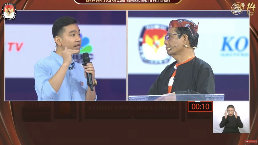 Gibran dan Mahfud MD saat menyampaikan visi dan misi dalam debat kedua yang digelar di Jakarta Convention Center (JCC) pada Jumat (22/12/2023). (Tangkapan layar Youtube KPU RI)