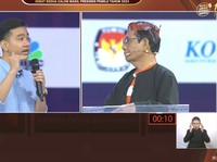 Gibran Tiba-Tiba Keluar Podium & Dekati Mahfud, Ada Apa?