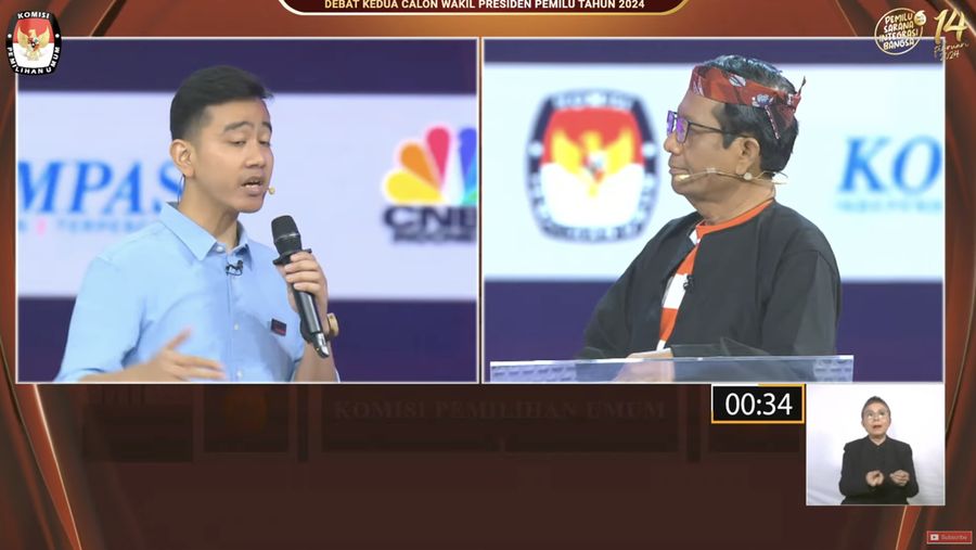 Gibran dan Mahfud MD saat menyampaikan visi dan misi dalam debat kedua yang digelar di Jakarta Convention Center (JCC) pada Jumat (22/12/2023). (Tangkapan layar Youtube KPU RI)