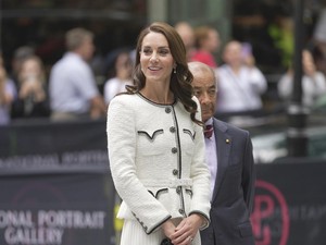 Kate Middleton Muncul di Publik Setelah Operasi Perut, Disebut Bukan Asli