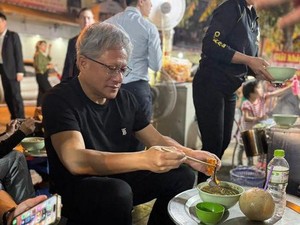 Pria Rp 963 Triliun Makan Santai di Kaki Lima, Dikenal Sederhana