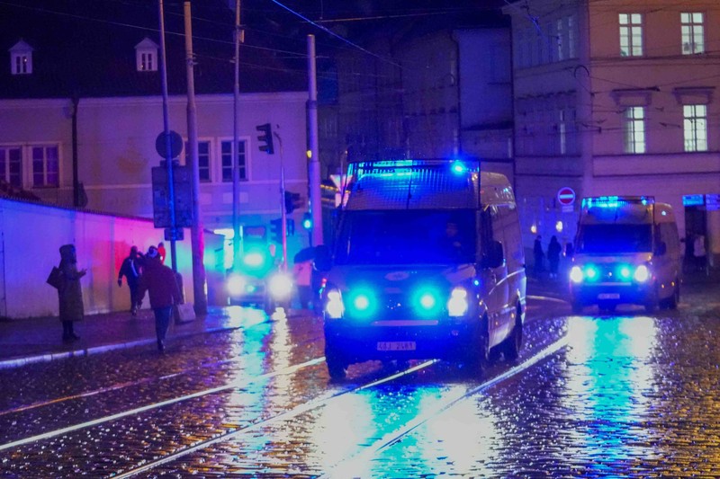 Petugas medis menunggu di dekat gedung Fakultas Filsafat Universitas Charles di pusat kota Praha, Republik Ceko, Kamis, 21 Desember 2023. Petugas medis menunggu di dekat gedung Fakultas Filsafat Universitas Charles di pusat kota Praha, Republik Ceko, Kamis, 21 Desember 2023. Penembakan massal di pusat kota Praha menewaskan beberapa orang dan melukai lainnya, dan orang yang melepaskan tembakan juga tewas, Ceko kata polisi dan layanan penyelamatan kota pada hari Kamis. (AP Photo/Petr David Josek)