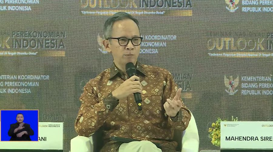Ketua Dewan Komisioner Otoritas Jasa Keuangan, Mahendra Siregar dalam Seminar Nasional Outlook Perekonomian Indonesia 2024 dengan tema 