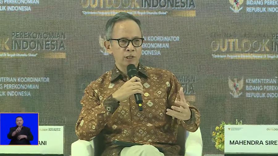 Ketua Dewan Komisioner Otoritas Jasa Keuangan, Mahendra Siregar dalam Seminar Nasional Outlook Perekonomian Indonesia 2024 dengan tema