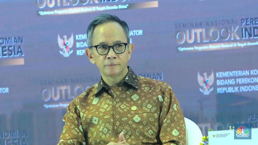 Ketua Dewan Komisioner Otoritas Jasa Keuangan, Mahendra Siregar dalam Seminar Nasional Outlook Perekonomian Indonesia 2024 dengan tema 