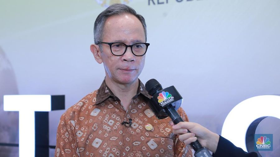 Ketua Dewan Komisioner Otoritas Jasa Keuangan, Mahendra Siregar dalam Seminar Nasional Outlook Perekonomian Indonesia 2024 dengan tema