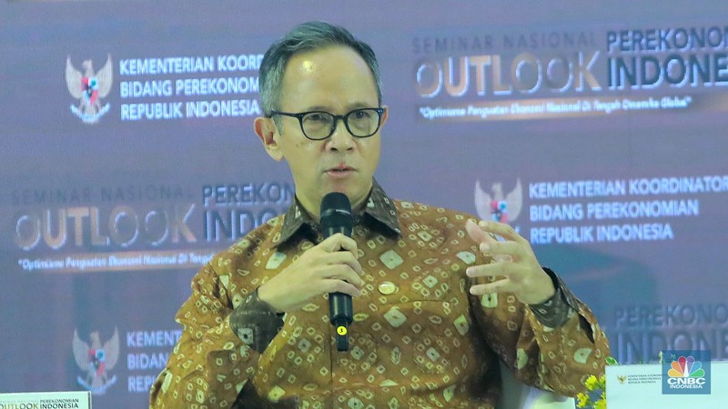 Diskusi pertama dalam Seminar Nasional Outlook Perekonomian Indonesia 2024 dengan tema Diskusi pertama dalam Seminar Nasional Outlook Perekonomian Indonesia 2024 dengan tema