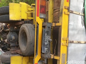 Tidak Hafal Medan, Truk Muatan Pupuk Cair Terguling di Dlingo Bantul