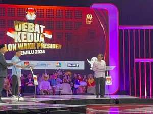 Mahfud Ganti Kostum Jelang Akhir Debat, Pakai Kemeja Pink Tas Tes
