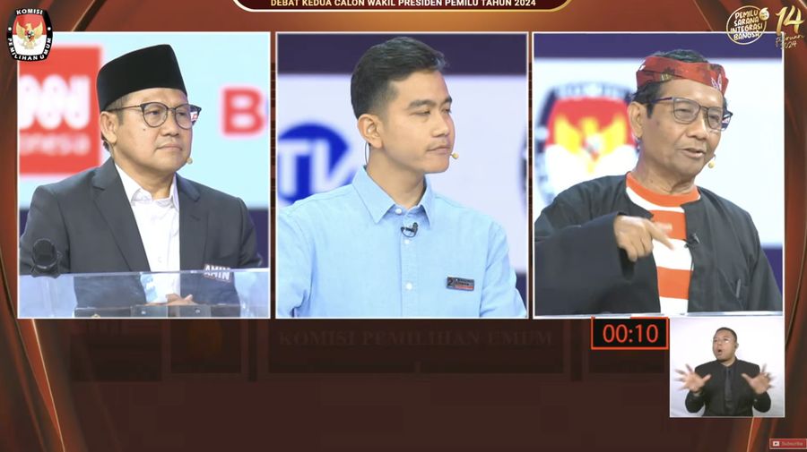 Mahfud MD, Gibran dan Cak Imin saat menyampaikan visi dan misi dalam debat kedua yang digelar di Jakarta Convention Center (JCC) pada Jumat (22/12/2023). (Tangkapan layar Youtube KPU RI)