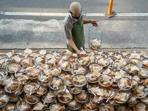 Ini Alasan Masjid Jogokariyan Sajikan Takjil dengan Piring, Bukan Dus Makanan